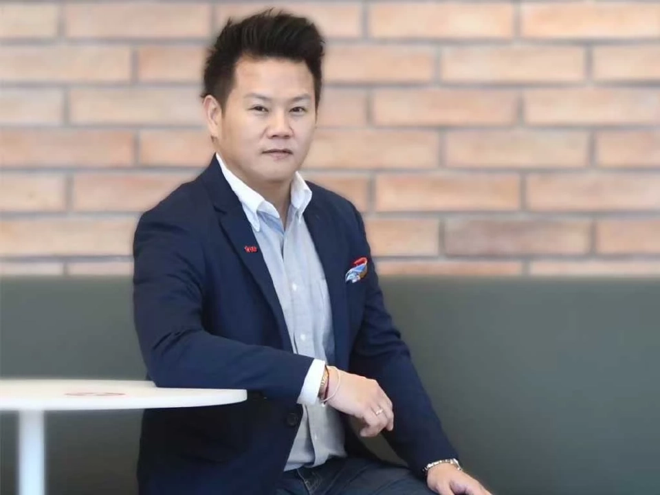 นายโอลิเวอร์ กิตติพงษ์ วีระเตชะ