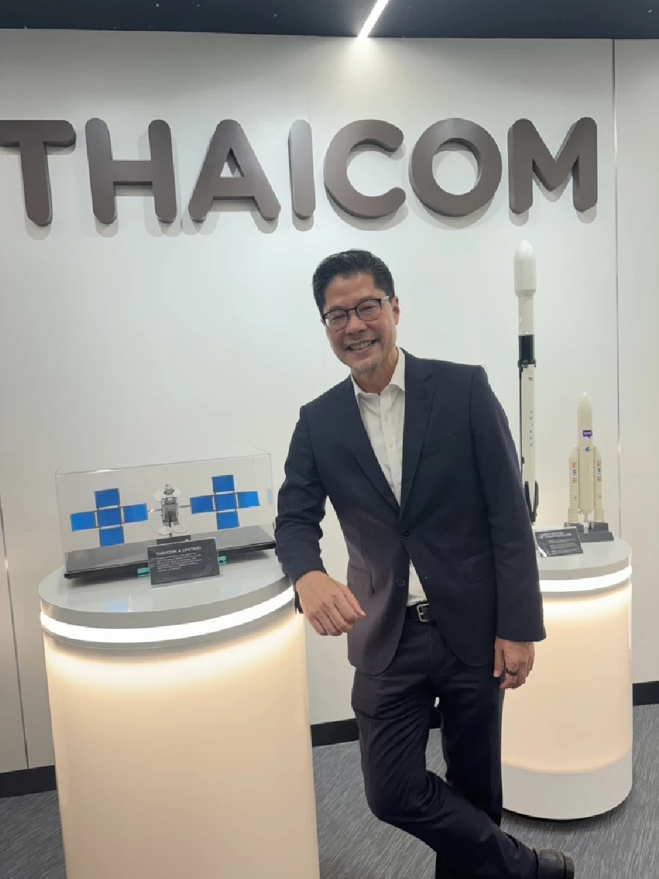 นายปฐมภพ สุวรรณศิริ