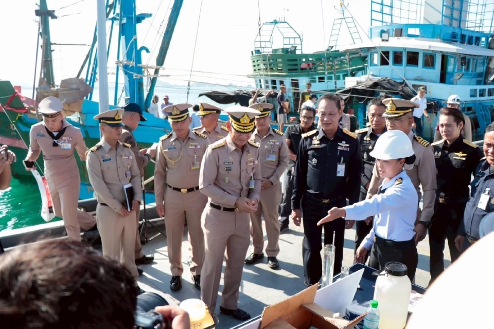 ทร. ยึดเรือน้ำมันเถื่อน 2.2 แสนลิตร กลางอ่าวไทย เร่งไล่ล่าคนบงการ