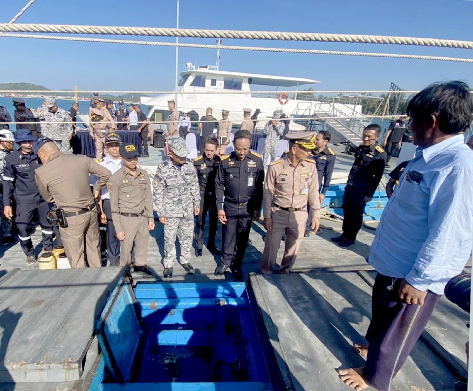 สรรพสามิตจับเรือนขนน้ำมันเถื่อน 2.2 แสนลิตร ปรับกว่า 3.2 ล้านบาท