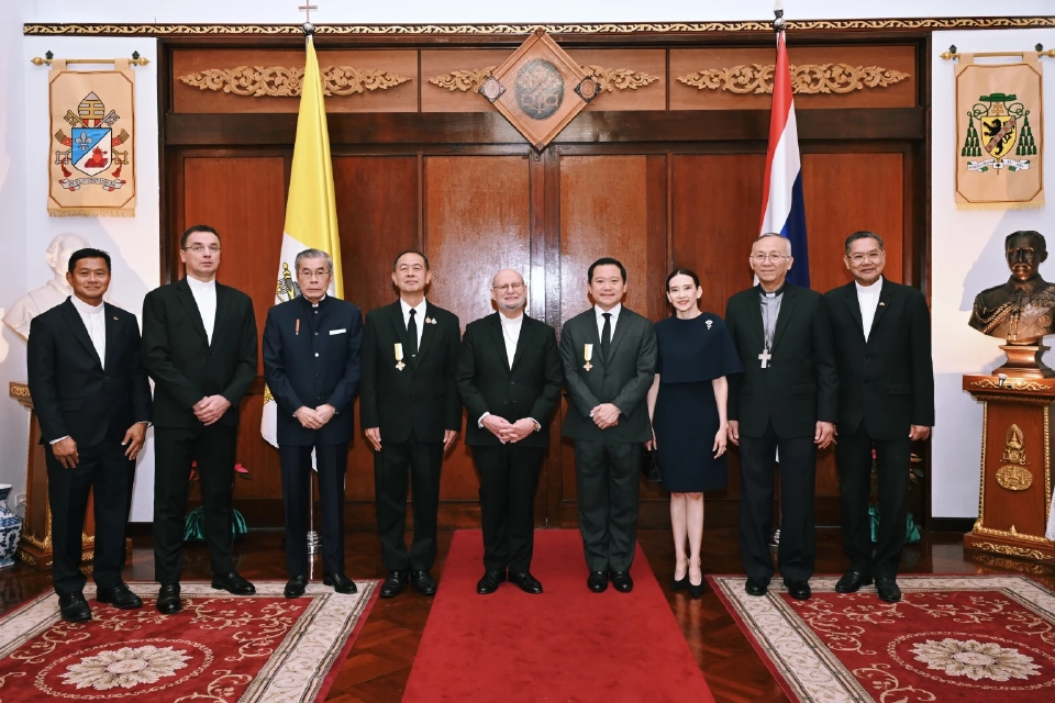 ฐาปน สิริวัฒนภักดี รับพระราชทานเครื่องราชอิสริยาภรณ์ Benemerenti