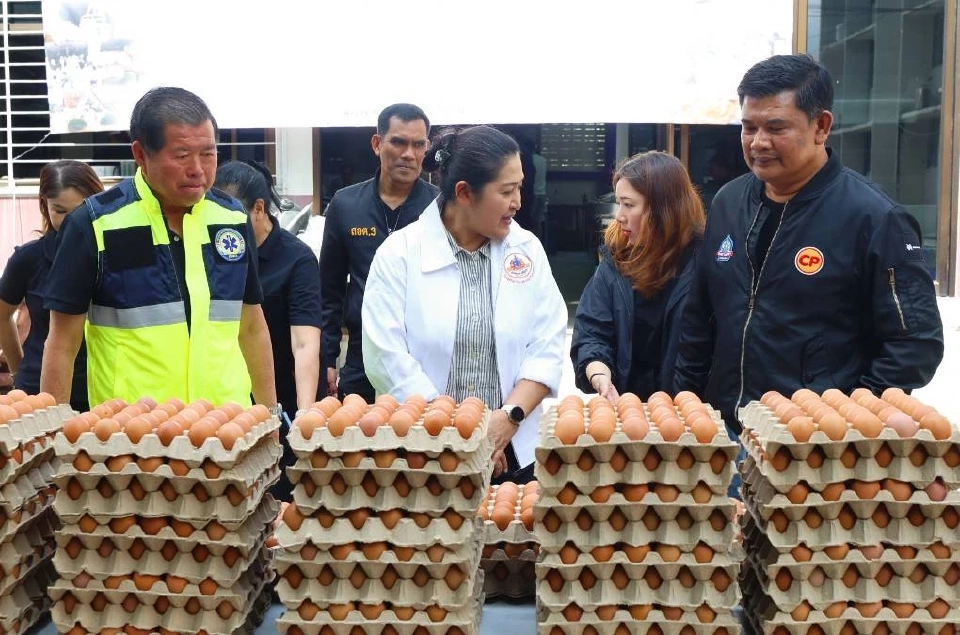 "มูลนิธิเนชั่น-ซีพีเอฟ" เดินหน้าช่วยน้ำท่วมใต้ร่วมทำโรงครัวส่งอาหารแจกจ่ายประชาชน