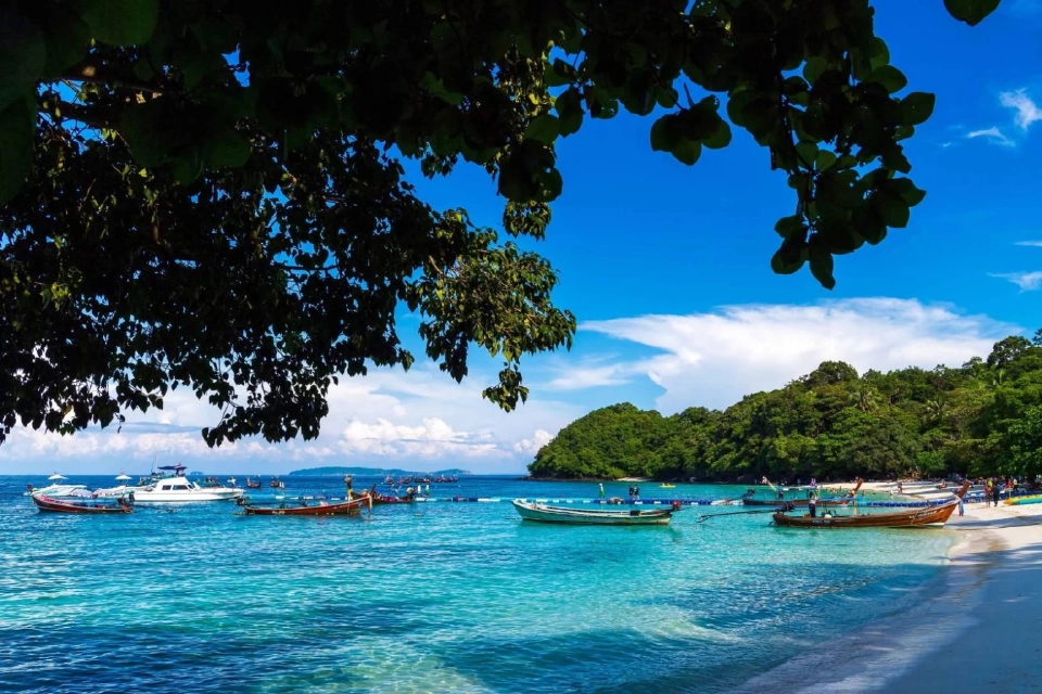 เทศกาลปีใหม่ 2569 ททท.คาดท่องเที่ยวเงินสะพัด 7.6 หมื่นล้าน เปิด 5 จังหวัดคนเที่ยวสูงสุด