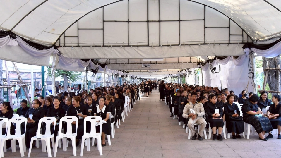 ประชาชนเข้ากราบถวายบังคมพระบรมศพ 'สมเด็จพระพันปีหลวง'