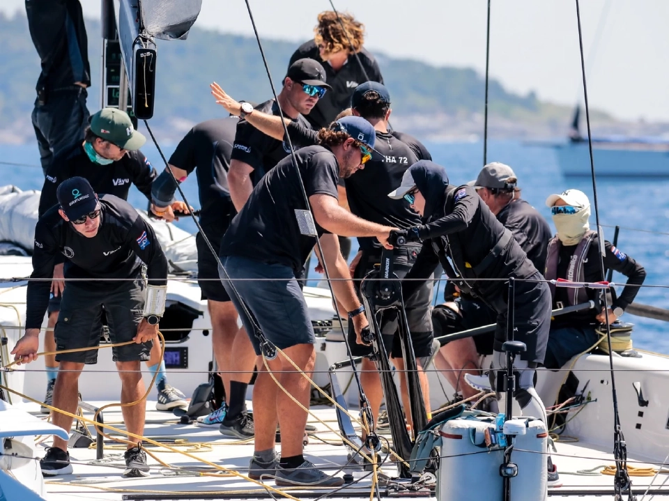 พระราชินี ทรงนำทีมเรือใบวายุ เข้าเส้นชัย อันดับ 1 เรซที่ 2 งานแข่งขันเรือใบนานาชาติภูเก็ต