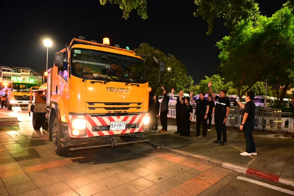 ชัชชาติ สิทธิพันธ์ุ ผู้ว่าฯกทม.ปล่อยขบวนรถเครื่องจักรและเจ้าหน้าที่ลงภาคใต้