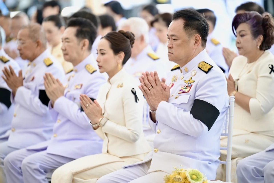 นายกฯ นำทำบุญ-วางพานพุ่ม ถวายราชสักการะ ร.9 เนื่องในวันพ่อแห่งชาติ