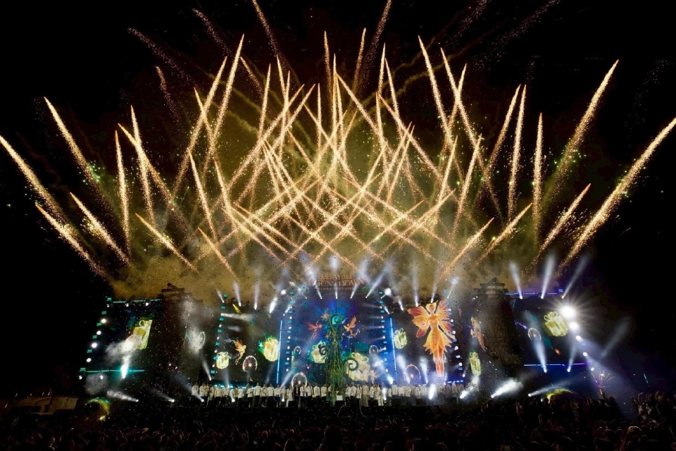 เคาท์ดาวน์พะเยา เนรมิตกว๊านพะเยา พลุ โดรน ทุ่งดอกไม้แสงสีตระการตา