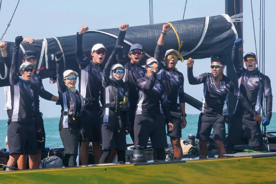 ‘ในหลวง’ เสด็จพระราชทานเหรียญทองเรือใบซีเกมส์ให้ ‘พระราชินี’ ที่ทรงนำทีม SSL47 ไทยคว้าแชมป์ซีเกมส์