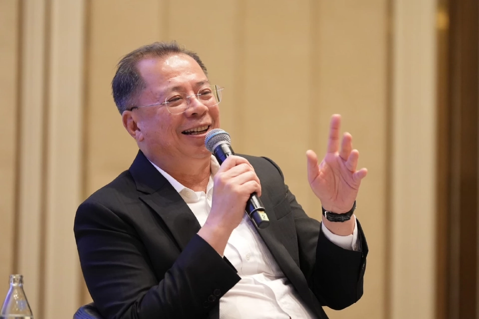 ดร.จุฬา  สุขมานพ เลขาธิการ สกพอ.