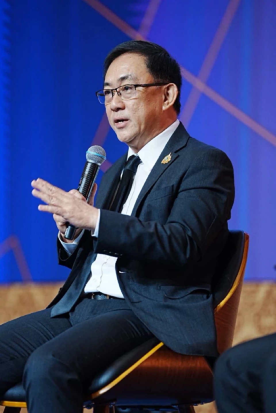 นายพูนพงษ์ นัยนาภากรณ์ อธิบดีกรมพัฒนาธุรกิจการค้า