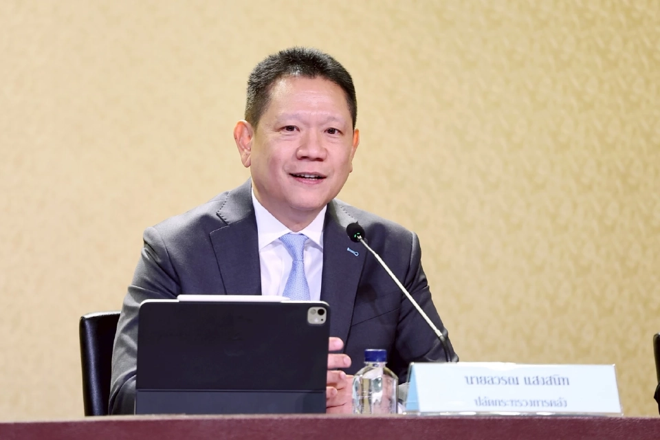 นายลวรณ แสงสนิท ปลัดกระทรวงการคลัง