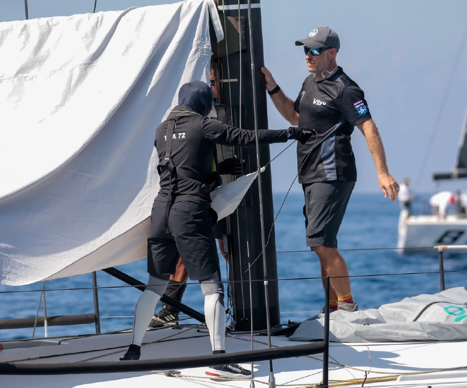 พระราชินี ทรงนำทีมเรือใบวายุ เข้าเส้นชัย อันดับ 1 เรซที่ 2 งานแข่งขันเรือใบนานาชาติภูเก็ต