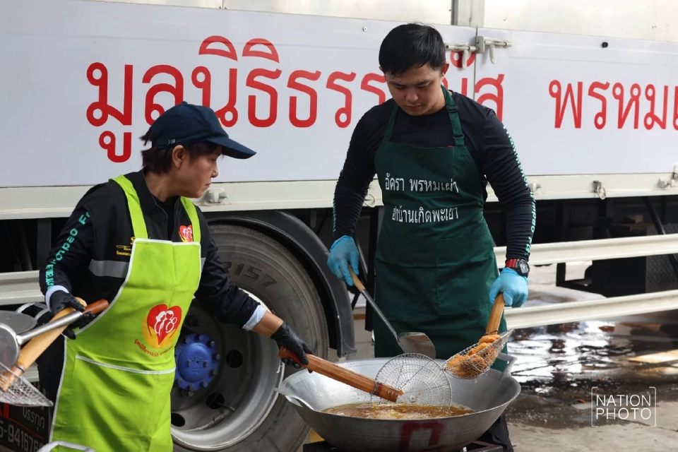“ธรรมนัส”ระดมโรงครัวทำอาหารแจกช่วยชาวหาดใหญ่ จนประชาชนตั้งหลักได้