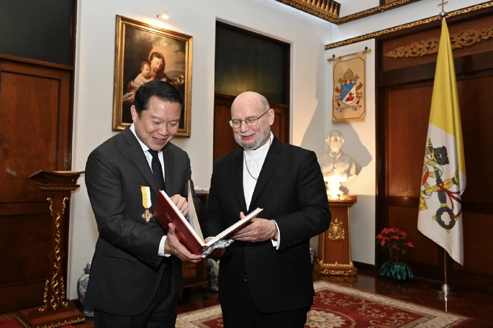 ฐาปน สิริวัฒนภักดี รับพระราชทานเครื่องราชอิสริยาภรณ์ Benemerenti