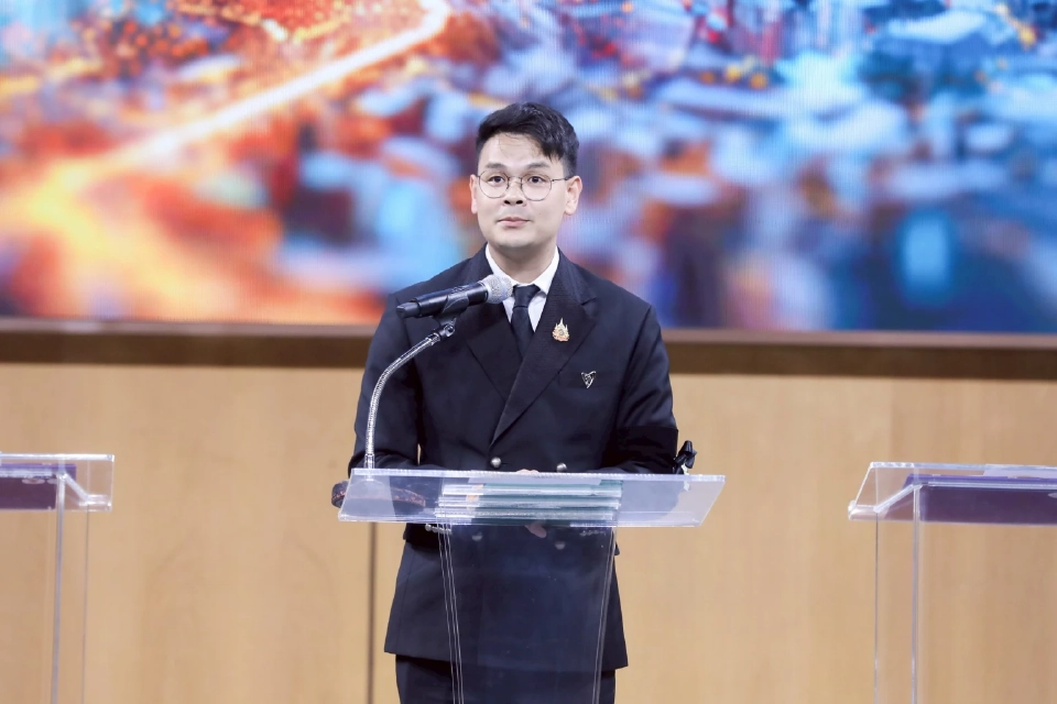 นายไชยชนก ชิดชอบ 