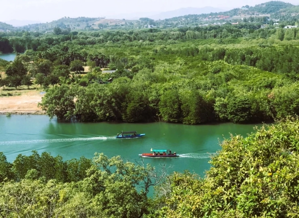 ปักหมุดเคาท์ดาวน์รับพลังธรรมชาติ "จุดชมวิวหินวาฬแม่ลูก" ปากน้ำปราณ