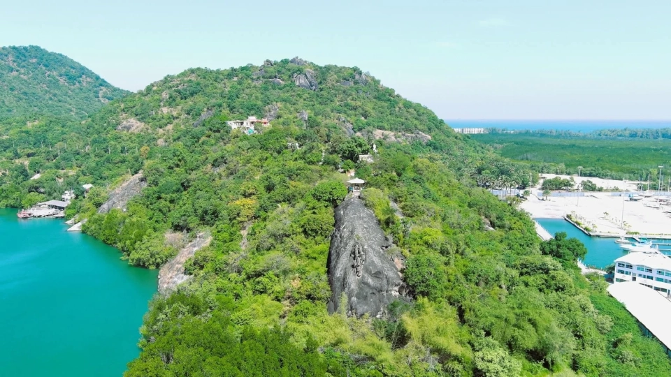 ปักหมุดเคาท์ดาวน์รับพลังธรรมชาติ "จุดชมวิวหินวาฬแม่ลูก" ปากน้ำปราณ