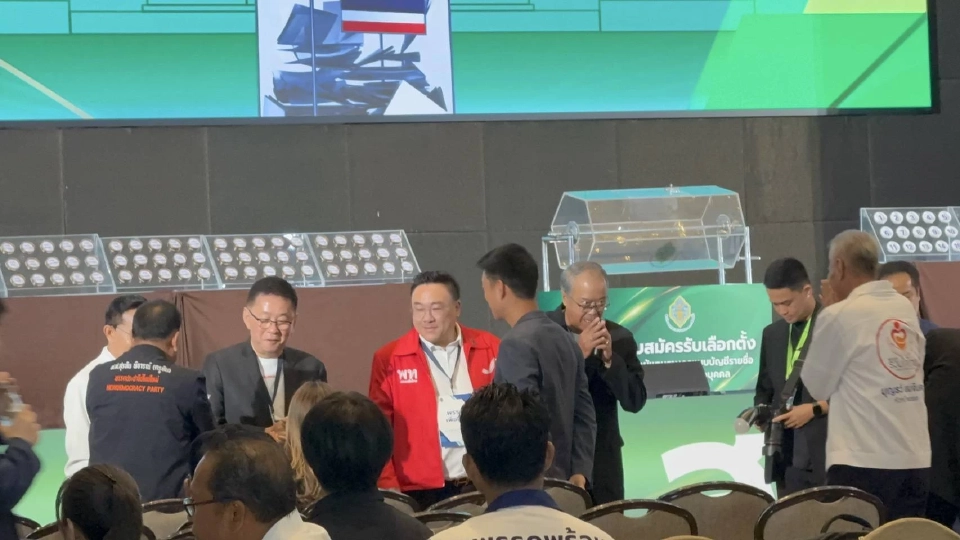 แคนดิเดตนายกฯ ทักทายกันคึกคัก “ยศชนัน” สวัสดี “อนุทิน” รอลุ้นจับเบอร์พรรค 