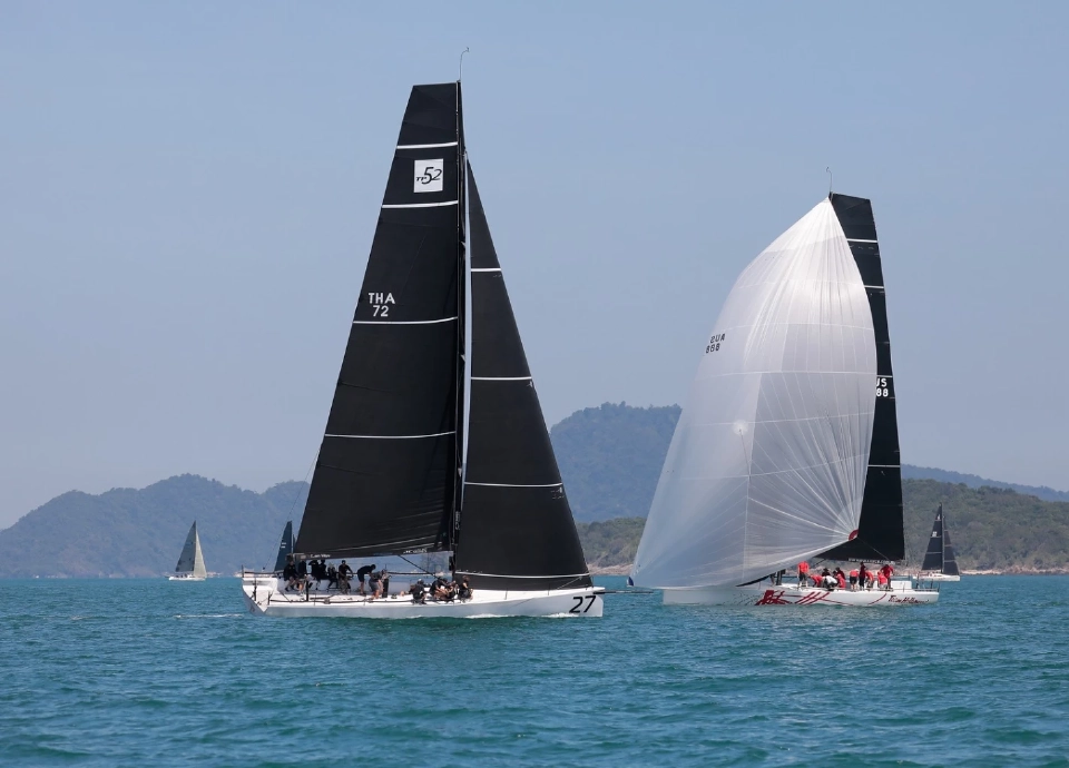 พระราชินี ทรงนำทีมเรือใบวายุ เข้าเส้นชัย อันดับ 1 เรซที่ 2 งานแข่งขันเรือใบนานาชาติภูเก็ต