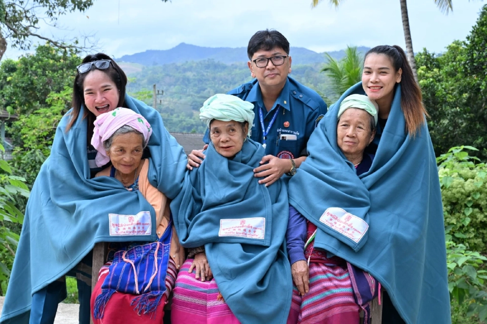 ป่อเต็กตึ๊งทุ่ม 26 ล้าน แจกผ้าห่ม-ของยังชีพ ช่วยผู้ประสบภัยหนาว