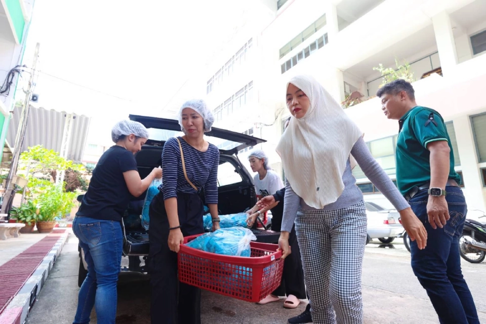 "มูลนิธิเนชั่น-ซีพีเอฟ" เดินหน้าช่วยน้ำท่วมใต้ร่วมทำโรงครัวส่งอาหารแจกจ่ายประชาชน