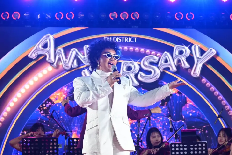 EM DISTRICT ดึง 'ซี-นุนิว-บลู พงศ์ทิวัตถ์' ฉลองใหญ่ พร้อมโปรฯกว่า 30 ล้าน