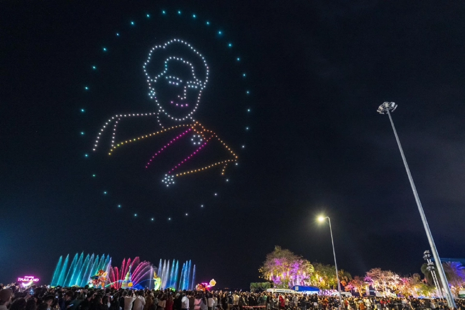 เคาท์ดาวน์พะเยา เนรมิตกว๊านพะเยา พลุ โดรน ทุ่งดอกไม้แสงสีตระการตา