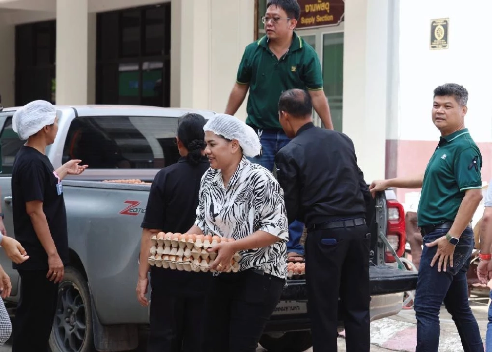 "มูลนิธิเนชั่น-ซีพีเอฟ" เดินหน้าช่วยน้ำท่วมใต้ร่วมทำโรงครัวส่งอาหารแจกจ่ายประชาชน