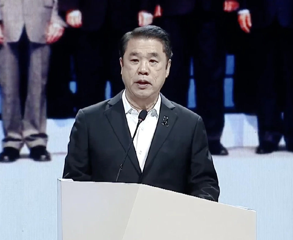 นายสุริยะ จึงรุ่งเรืองกิจ 