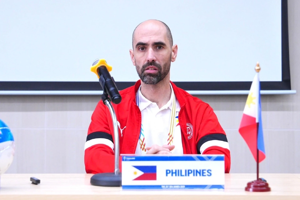 ราฟา เมริโน่ โรดริเกซ เฮดโค้ชฟุตซอลหญิงฟิลิปปินส์ 