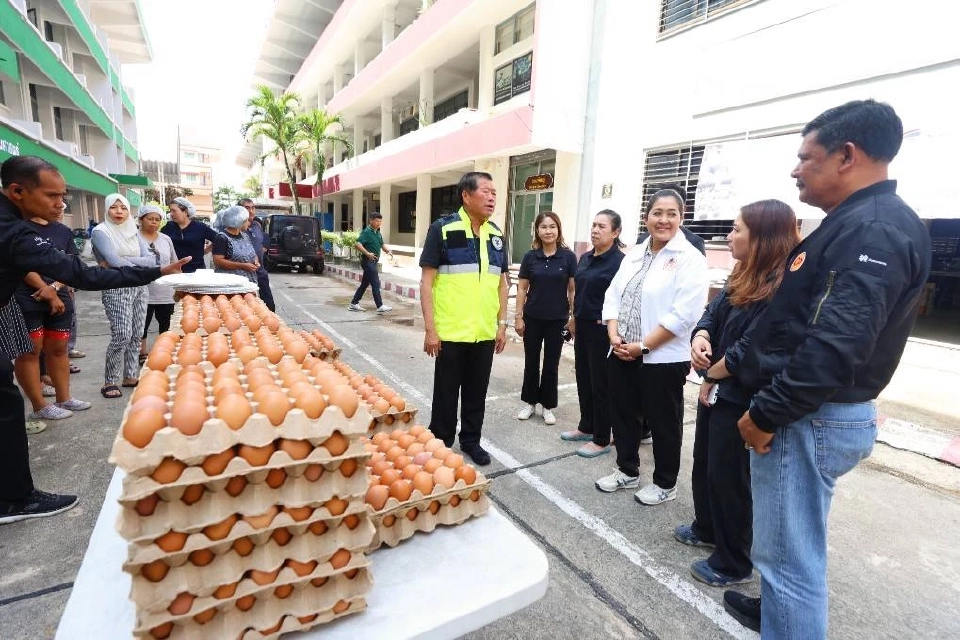 "มูลนิธิเนชั่น-ซีพีเอฟ" เดินหน้าช่วยน้ำท่วมใต้ร่วมทำโรงครัวส่งอาหารแจกจ่ายประชาชน
