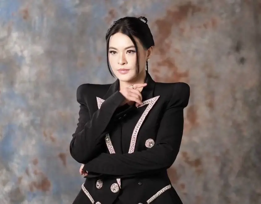 นางสาวกชพร เวโรจน์ หรือมาดามหยก หัวหน้าพรรคก้าวอิสระ (lndy )