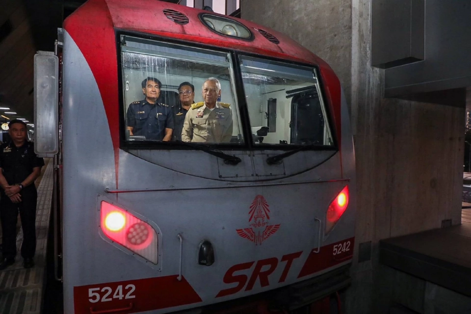 'พิพัฒน์' สั่งรฟท.เพิ่มรถไฟ 18 ขบวน รับคนเดินทางกลับบ้านปีใหม่ 2569