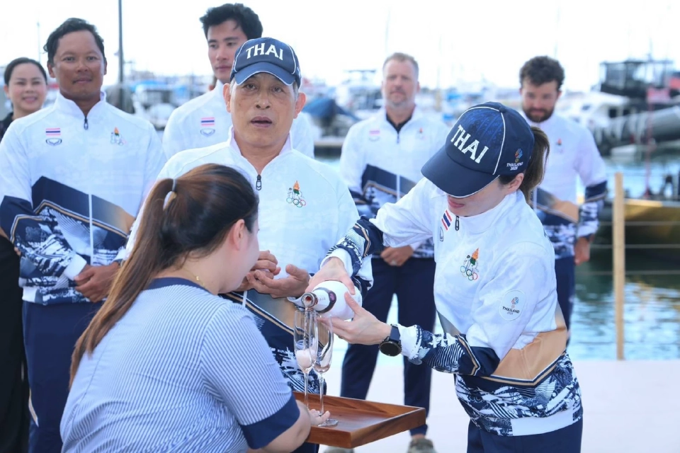 ‘ในหลวง’ เสด็จพระราชทานเหรียญทองเรือใบซีเกมส์ให้ ‘พระราชินี’ ที่ทรงนำทีม SSL47 ไทยคว้าแชมป์ซีเกมส์