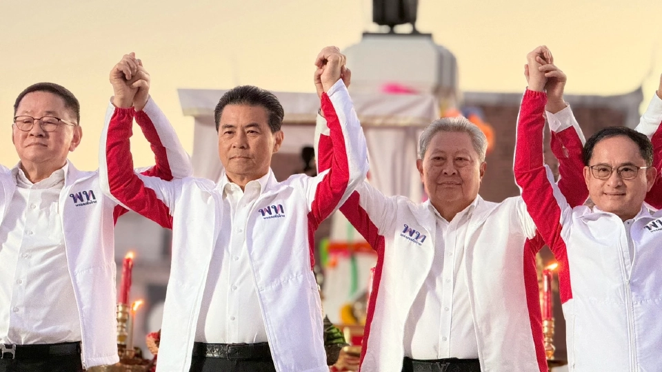 เพื่อไทยเปิดตัว 3 ผู้สมัคร สส.โคราช เขตเมือง “เทวัญ”ทวงคืนทุกที่นั่ง