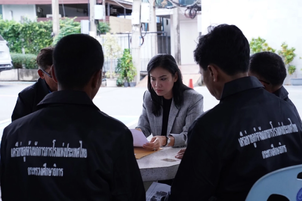 ปชป.รับข้อเรียกร้องภารโรง 4 ภาค จี้แก้ปัญหาจ้างงานไม่เป็นธรรม