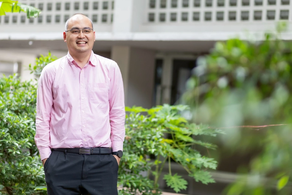 ดร.ปุรวิชญ์ วัฒนสุข อาจารย์ประจำคณะรัฐศาสตร์ มหาวิทยาลัยธรรมศาสตร์ (มธ.)