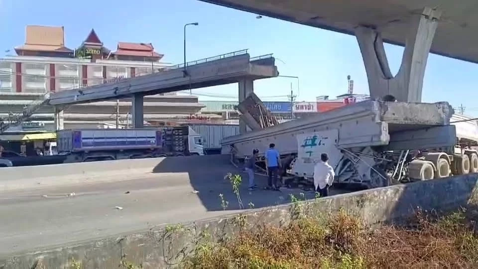 ด่วน! สะพานลอยถนนบางนาตราด กม.34 ตรงข้ามตลาดนำไทย หล่นทับมีคนติดในรถ