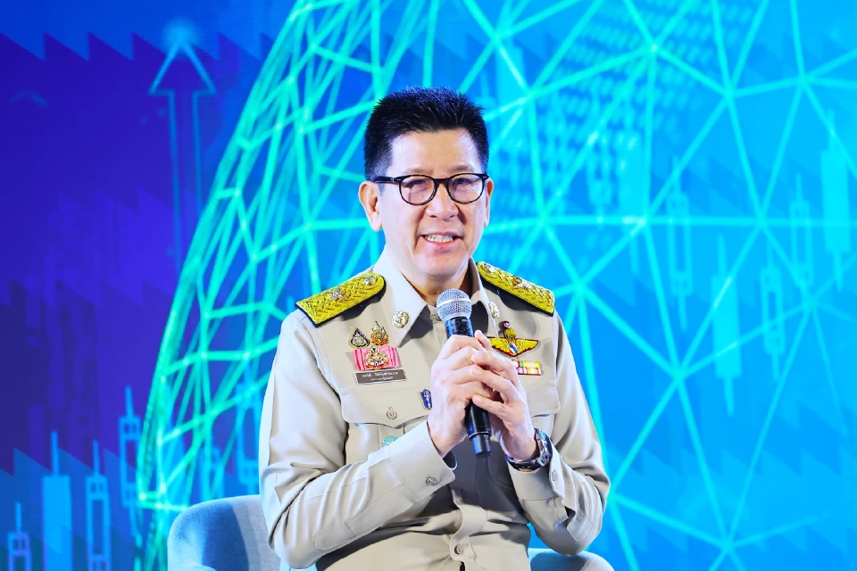 นายเอกนิติ นิติทัณฑ์ประภาศ รองนายกรัฐมนตรีและรัฐมนตรีว่าการกระทรวงการคลัง