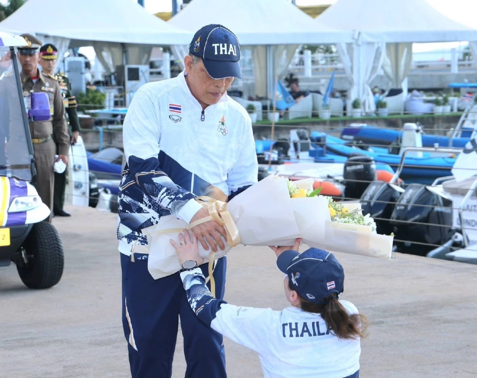 ‘ในหลวง’ เสด็จพระราชทานเหรียญทองเรือใบซีเกมส์ให้ ‘พระราชินี’ ที่ทรงนำทีม SSL47 ไทยคว้าแชมป์ซีเกมส์