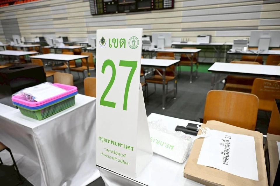 ส่องบรรยากาศเลือกตั้ง 'กกต.' เปิดรับสมัคร สส.กทม. 33 เขต วันแรก