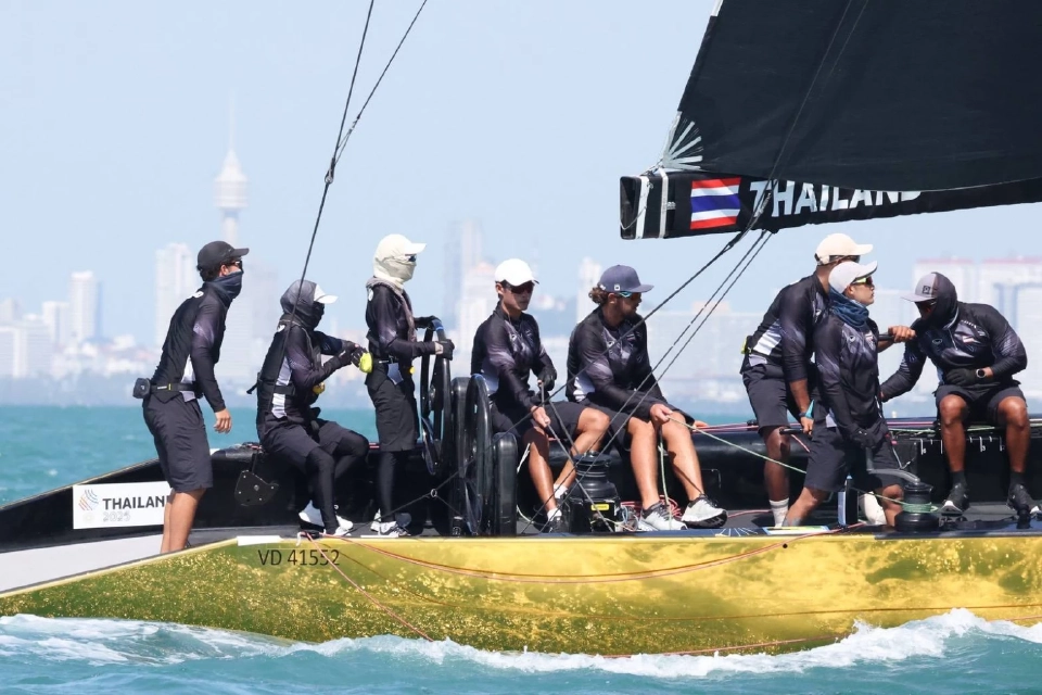 ‘ในหลวง’ เสด็จพระราชทานเหรียญทองเรือใบซีเกมส์ให้ ‘พระราชินี’ ที่ทรงนำทีม SSL47 ไทยคว้าแชมป์ซีเกมส์