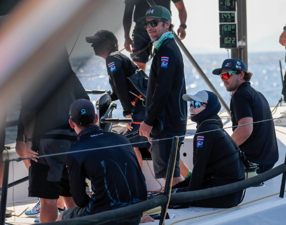 พระราชินี ทรงนำทีมเรือใบวายุ เข้าเส้นชัย อันดับ 1 เรซที่ 2 งานแข่งขันเรือใบนานาชาติภูเก็ต