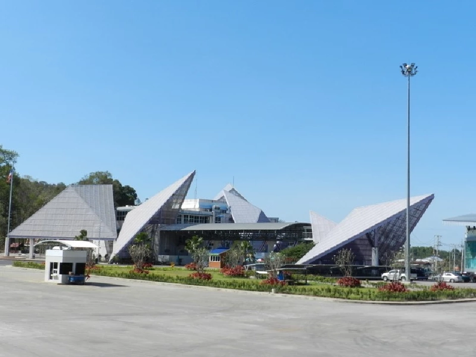  ด่านช่องเม็ก ล่าสุด พบรถขนน้ำมัน 80 คัน จ่อผ่าน ลาว คาดไปกัมพูชา