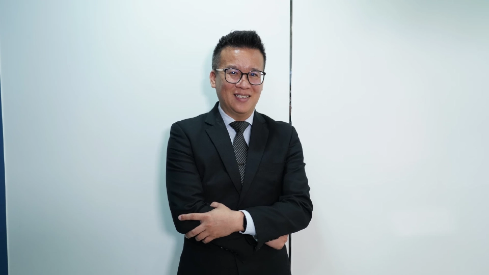 นายเมทริกซ์ ชุง (Mr.Matrix Choong) ผู้จัดการทั่วไปบริษัท แอดวานซ์เทค คอร์ปอเรชั่น (ประเทศไทย) จำกัด ผู้เชี่ยวชาญด้านโซลูชั่นอุตสาหกรรมอัจฉริยะและ Edge AI