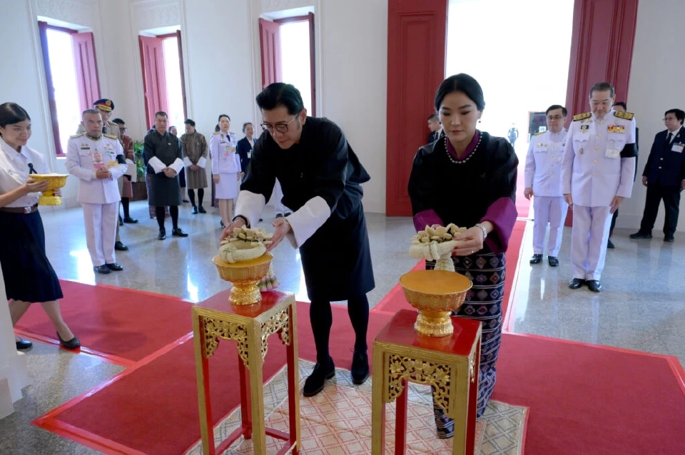 สมเด็จพระราชาธิบดีจิกมี เคเซอร์ นัมเกล วังชุก และสมเด็จพระราชินี เจตซุน เพมา วังชุก เสด็จไปยังอาคารมหาจุฬาลงกรณ์ ทรงวางพวงมาลัยถวายราชสักการะพระบรมฉายาลักษณ์พระบาทสมเด็จพระจุลจอมเกล้าเจ้าอยู่หัว