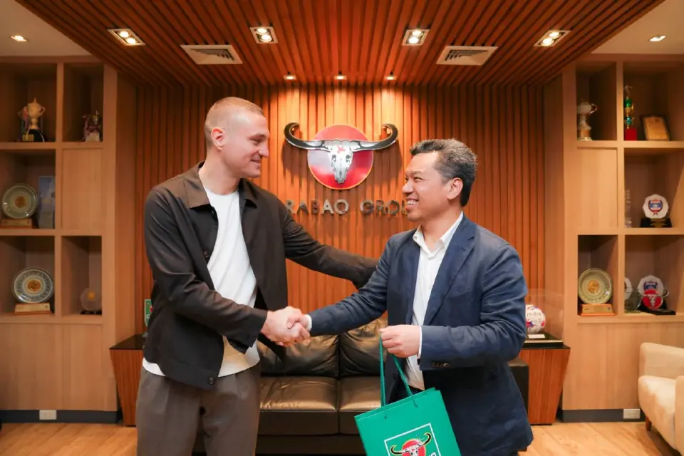 เกินคุ้ม! คาราบาวพา "วิดิช" ชนแก้วแฟนบอลตัวต่อตัวใน Meet The Legend #2