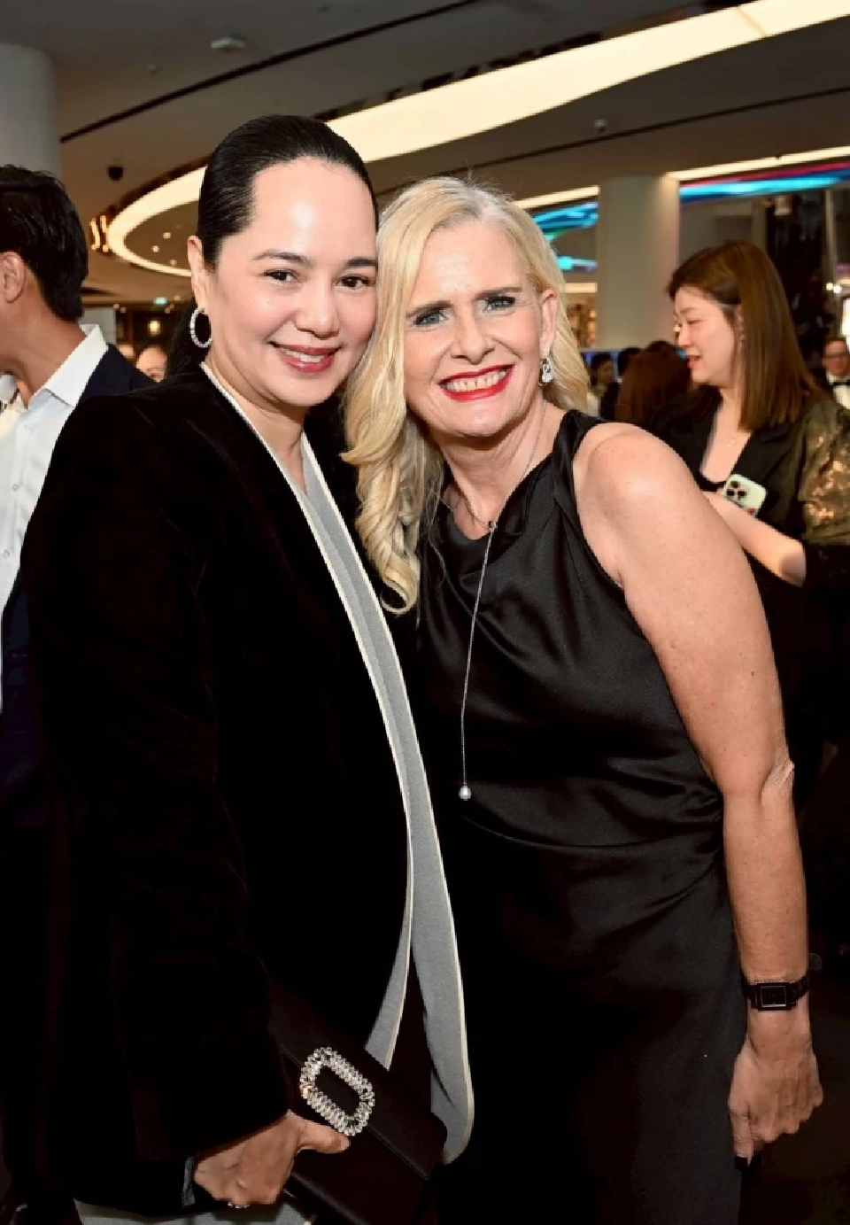 'พารากอน' ฉลอง 20 ปี รวมศิลปินดังแน่น โชว์สุดปัง โปรฯแน่นลดกว่า 25 ล้าน