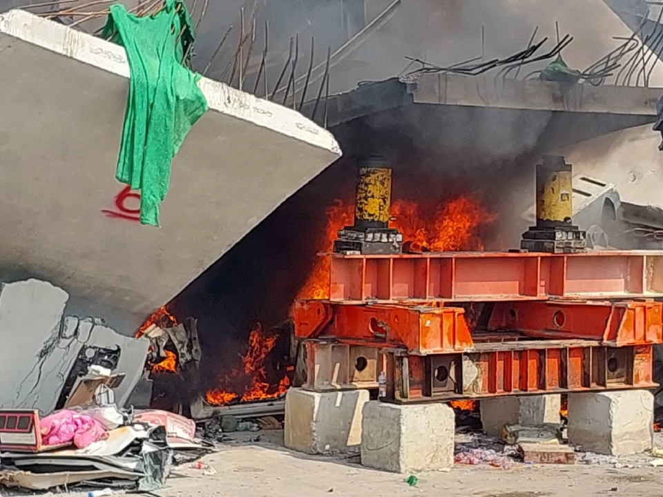 เกิดเหตุซ้ำ ไฟลุกไหม้จุดเดิมเครนถล่มถนนพระราม 2 